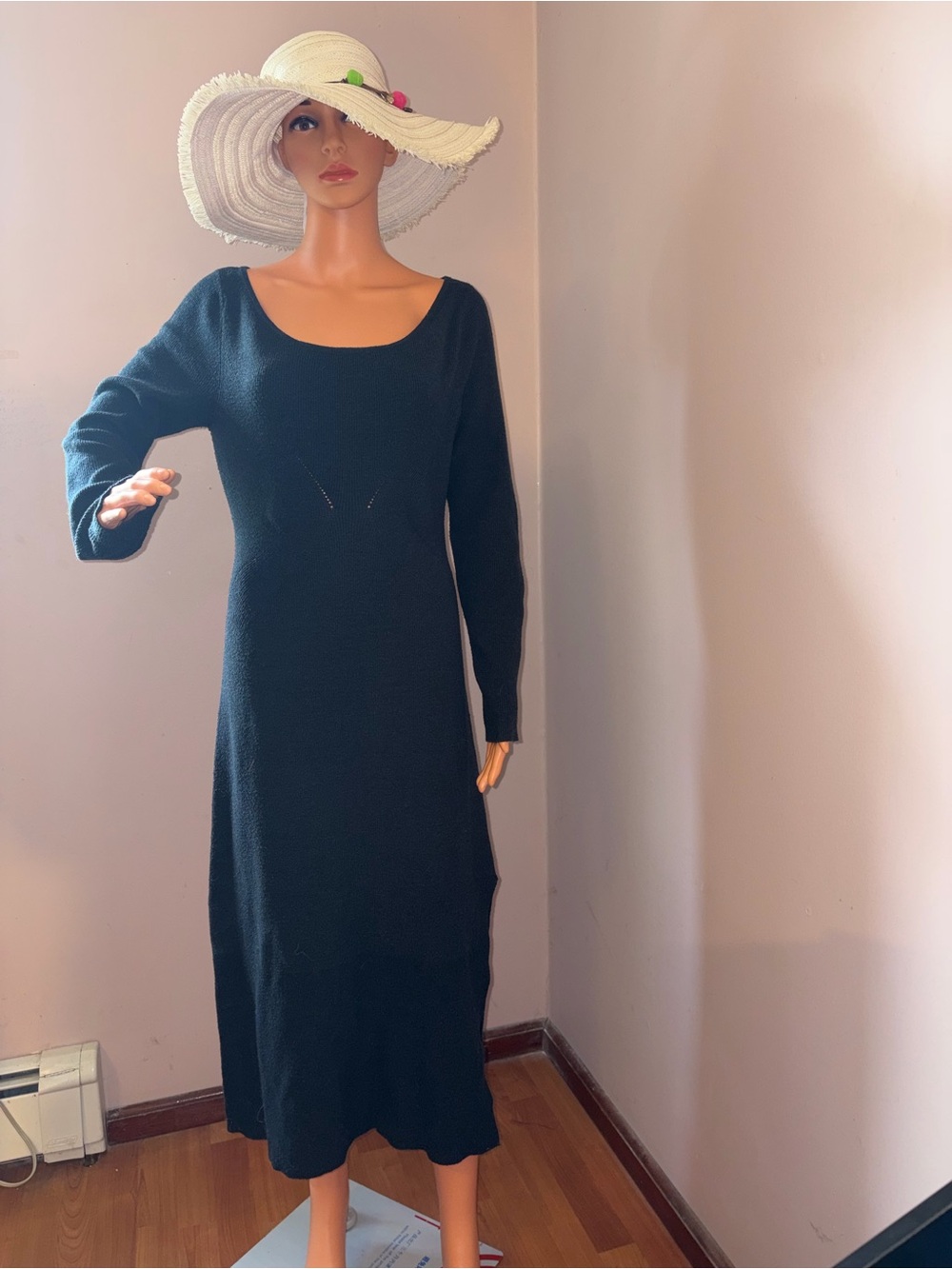Women's Black Long-Sleeve Scoop Neck Dress